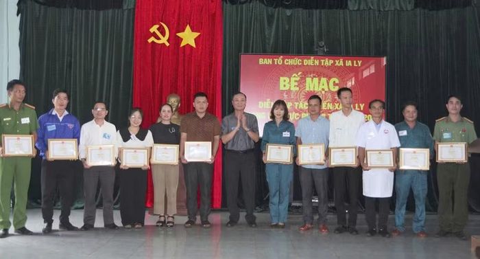 Khen thưởng các tập thể và cá nhân đạt thành tích xuất sắc trong diễn tập. Ảnh: Vĩnh Hoàng