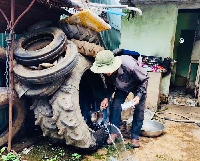 Hoạt động dọn vệ sinh môi trường, diệt lăng quăng/bọ gậy được duy trì thường xuyên. Ảnh: Như Nguyện