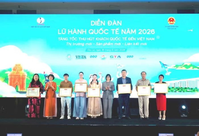  Lãnh đạo tỉnh Gia Lai và Hiệp hội Du lịch Việt Nam tặng bằng khen cho các đơn vị có nhiều đóng góp trong hoạt động phát triển du lịch Việt Nam. Ảnh: H.V 