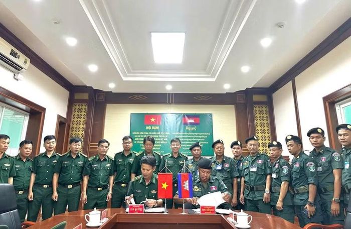 2 đơn vị thống nhất tiếp tục phối hợp trong công tác quản lý, bảo vệ biên giới thời gian tới. Ảnh: N.T