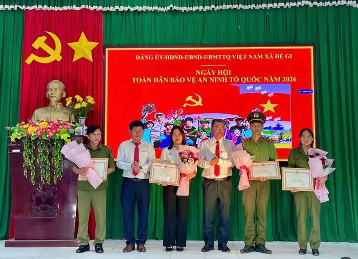  Lãnh đạo xã Đề Gi tặng giấy khen cho các tập thể, cá nhân có thành tích xuất sắc trong công tác xây dựng phong trào toàn dân bảo vệ an ninh Tổ quốc năm 2026. ﻿Ảnh: ĐVCC 