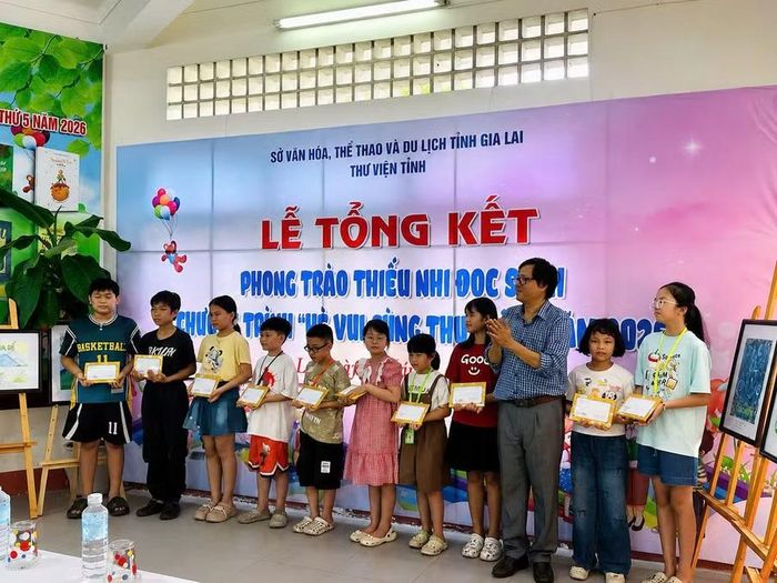  Ban tổ chức trao phần thưởng cho các bạn đọc tích cực. Ảnh: Kim Chánh 