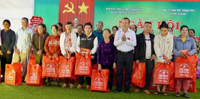  Tặng quà cho người dân có hoàn cảnh khó khăn trên địa bàn xã Ia Krái. Ảnh: T.T 