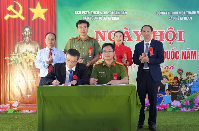  Công an xã Ia Krái và Công ty TNHH MTV Cà phê Ia Blan ký kết quy chế phối hợp. Ảnh: T.T 