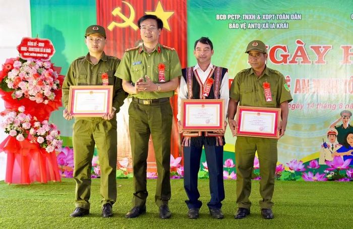  Trao giấy khen của Giám đốc Công an tỉnh cho các tập thể và cá nhân. Ảnh: T.T 