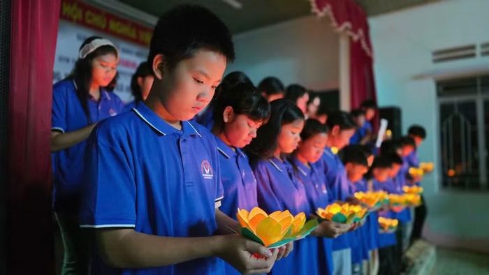 Thiếu nhi đang được chăm sóc tại Trung tâm Bảo trợ xã hội tổng hợp Pleiku được hướng dẫn thực hiện nghi thức niệm Phật, từ bi quán. Ảnh: Bá Bính