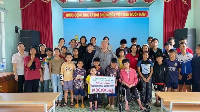 Đại diện Chùa Quan Âm trao kinh phí hỗ trợ cho thiếu nhi đang sinh sống tại Trung tâm Bảo trợ xã hội tổng hợp Pleiku. Ảnh: Bá Bính