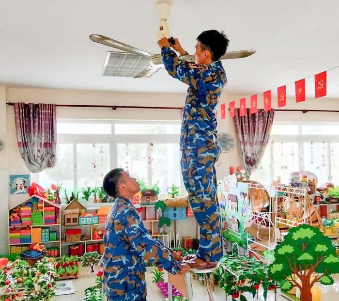 Hỗ trợ lắp đặt thiết bị cho trường học.