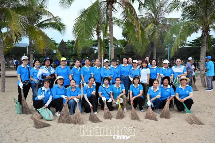 Đông đảo cán bộ phụ nữ, mặt trận tham gia chương trình.