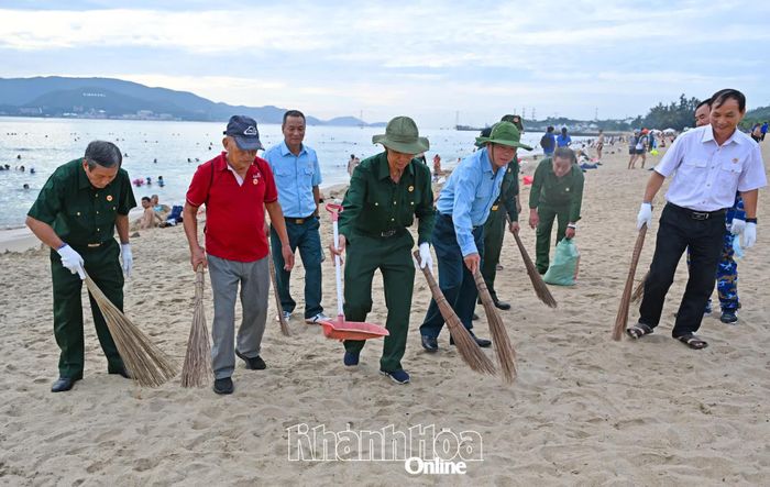 Lực lượng cựu chiến binh và người dân tham gia thu gom rác.