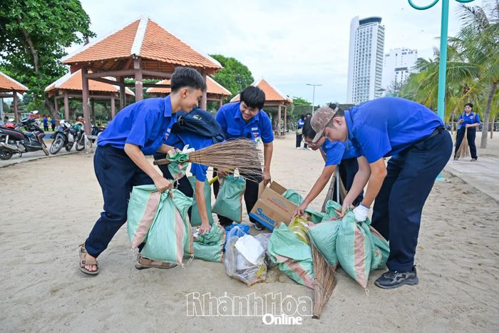Rác thải được tập kết để đơn vị vệ sinh môi trường chuyển đi xử lý.