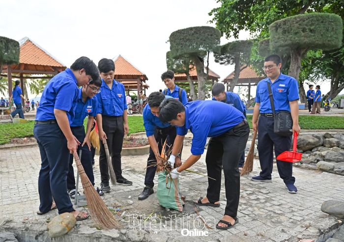 Đoàn viên, thanh niên thu gom rác tại khu vực Công viên Thanh niên.