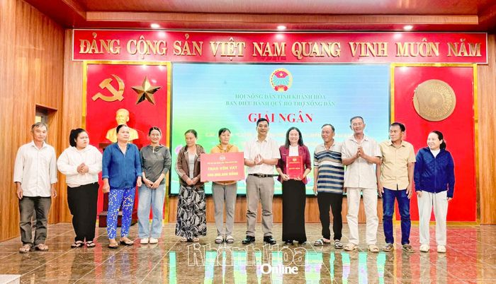 Giải ngân vốn vay từ nguồn Quỹ Hỗ trợ nông dân tỉnh.