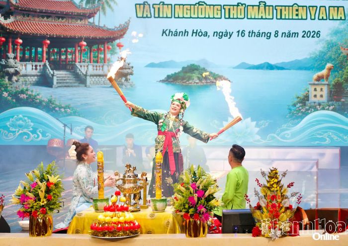 Tiết mục biểu diễn giá Cô Đôi Thượng Ngàn tại chương trình tọa đàm.