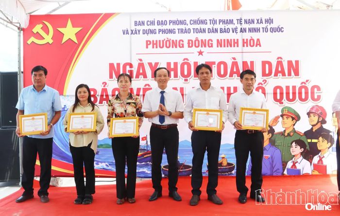 Lãnh đạo phường Đông Ninh Hòa trao giấy khen cho các tập thể xuất sắc.