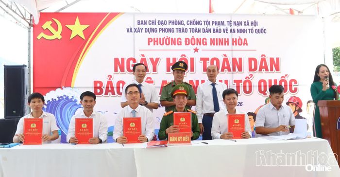 Công an phường Đông Ninh Hòa và đại diện 5 doanh nghiệp ký kết quy chế phối hợp bảo đảm an ninh trật tự.
