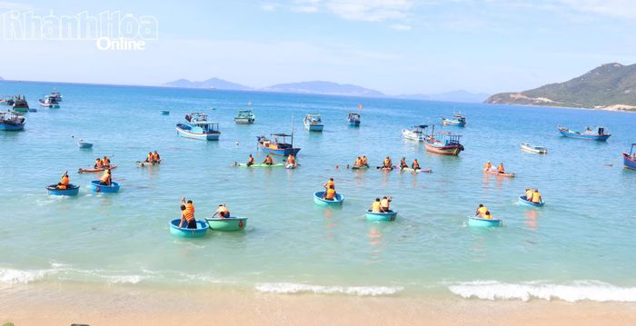Các vận động viên tham gia nội dung thi đua thuyền thúng cứu hộ.