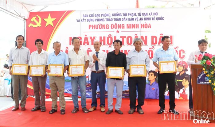 Lãnh đạo phường Đông Ninh Hòa trao giấy khen cho các cá nhân xuất sắc.