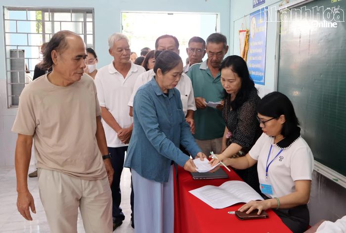 Cử tri Tổ dân phố 2 lần lượt xuất trình giấy mời, nhận phiếu và thực hiện bỏ phiếu.