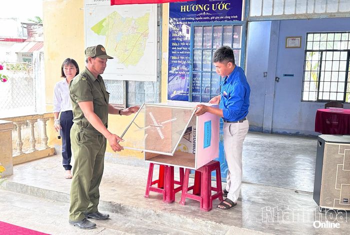 Đại diện cử tri thôn Mông Đức kiểm tra thùng phiếu và tiến hành niêm phong.
