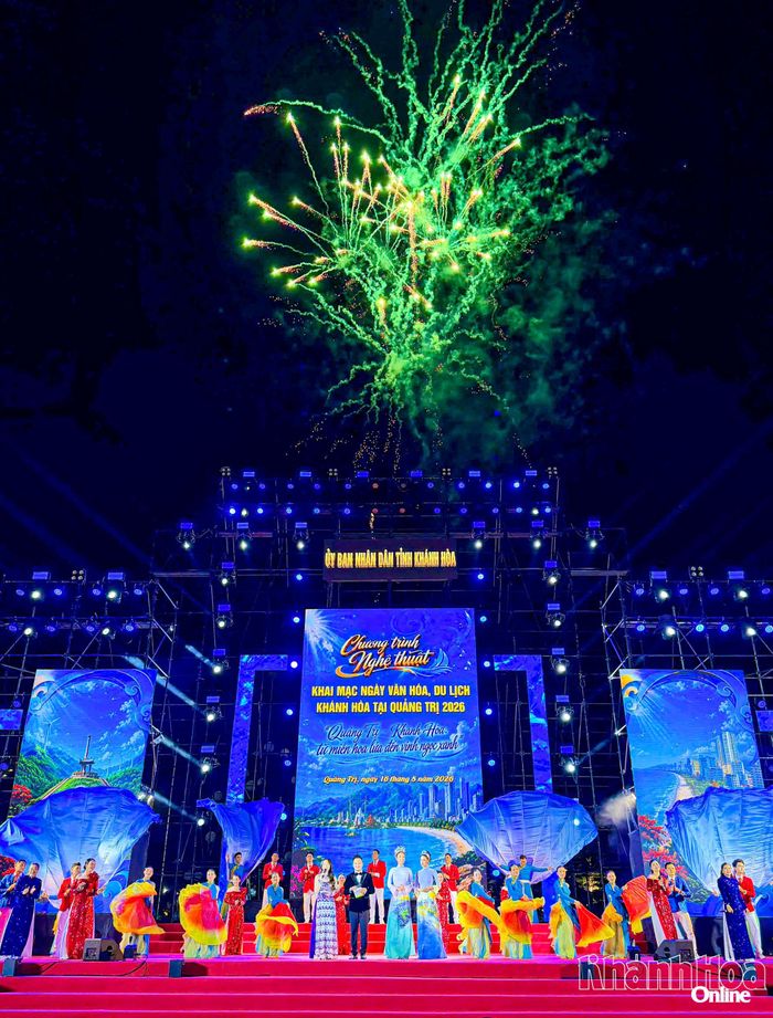 Màn pháo hoa lung linh kết thúc lễ khai mạc Ngày Văn hóa, Du lịch Khánh Hòa tại Quảng Trị năm 2026.