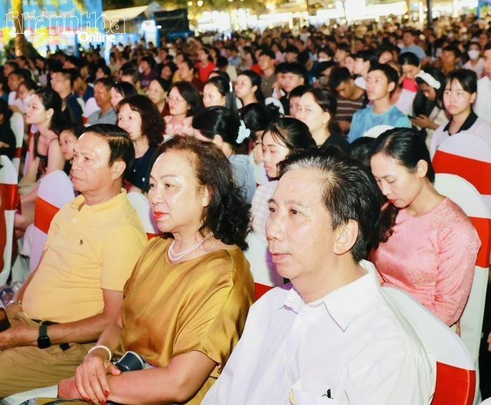 Khán giả theo dõi chương trình lễ khai mạc Ngày Văn hóa, Du lịch Khánh Hòa tại Quảng Trị.