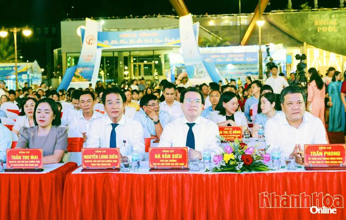 Bí thư Tỉnh ủy Khánh Hòa Trần Phong, ông Hà Văn Siêu và lãnh đạo tỉnh Khánh Hòa dự lễ khai mạc.