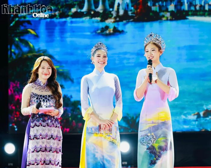 Hoa hậu Hoàn vũ Việt Nam 2025 Nguyễn Hoàng Phương Linh và Á hậu 1 Miss Cosmo 2025 Chelsea Fernander giao lưu với khán giả.