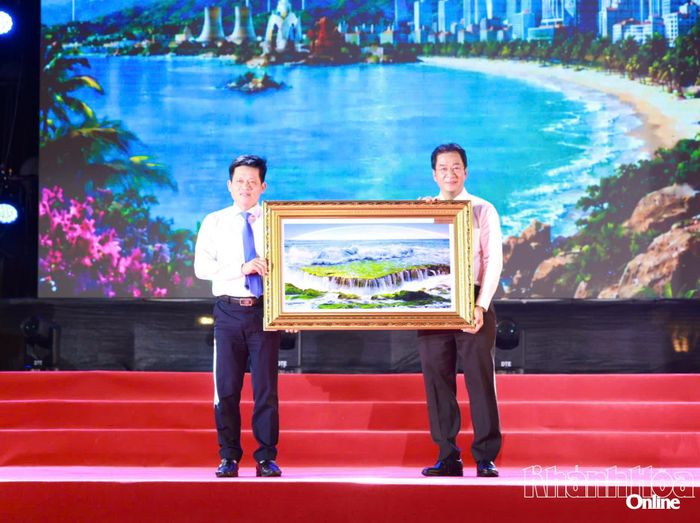 Phó Chủ tịch Thường trực UBND tỉnh Khánh Hòa Nguyễn Long Biên tặng quà cho lãnh đạo tỉnh Quảng Trị.