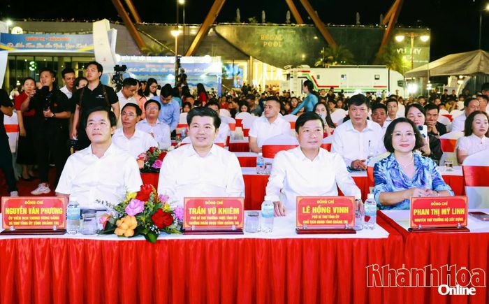 Bí thư Tỉnh ủy Quảng Trị Nguyễn Văn Phương và lãnh đạo tỉnh Quảng Trị dự lễ khai mạc.