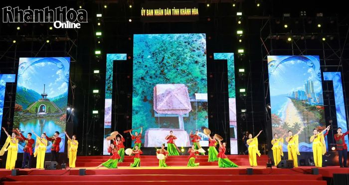 Tiết mục hát múa ca ngợi vẻ đẹp quê hương Khánh Hòa.