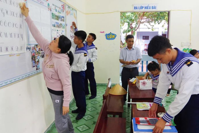 Cán bộ, chiến sĩ, Nhân dân, giáo viên các đảo vệ sinh lớp học trước năm học mới.
