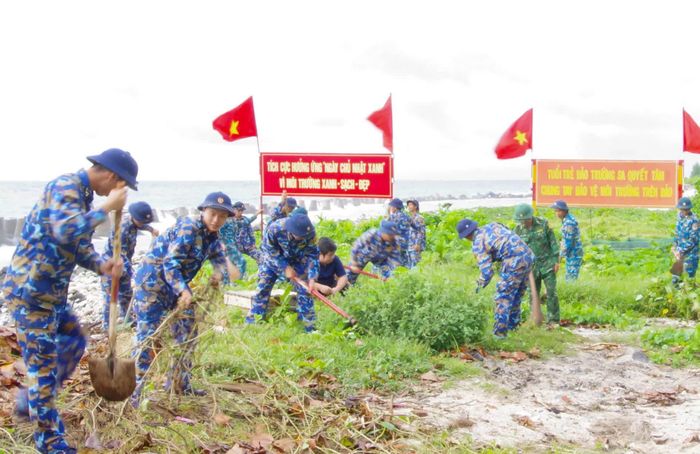 Thu gom rác thải, chăm sóc cây xanh trên đảo Trường Sa.