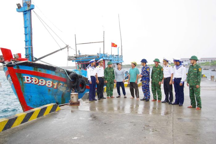Cán bộ, chiến sĩ đảo Trường Sa tuyên truyền cho ngư dân về ý thức bảo vệ môi trường biển.