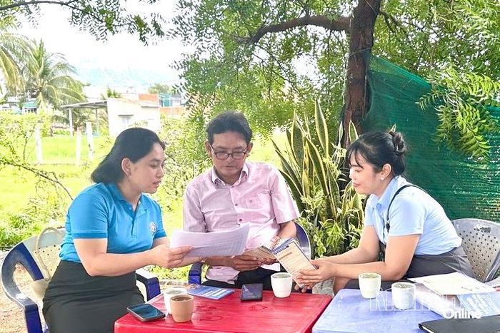 Cán bộ Bảo hiểm xã hội cơ sở Ninh Chử tuyên truyền chính sách bảo hiểm xã hội cho người dân.