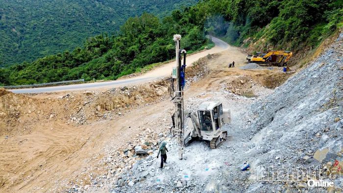 Đơn vị thi công khoan đá, tạo mặt bằng tại vị trí đường cong số 16.