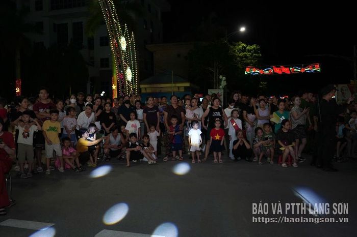 Đông đảo người dân tham dự chương trình