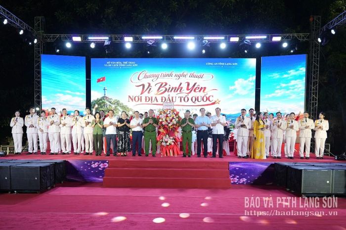 Lãnh đạo tỉnh tặng hoa chúc mừng Công an tỉnh