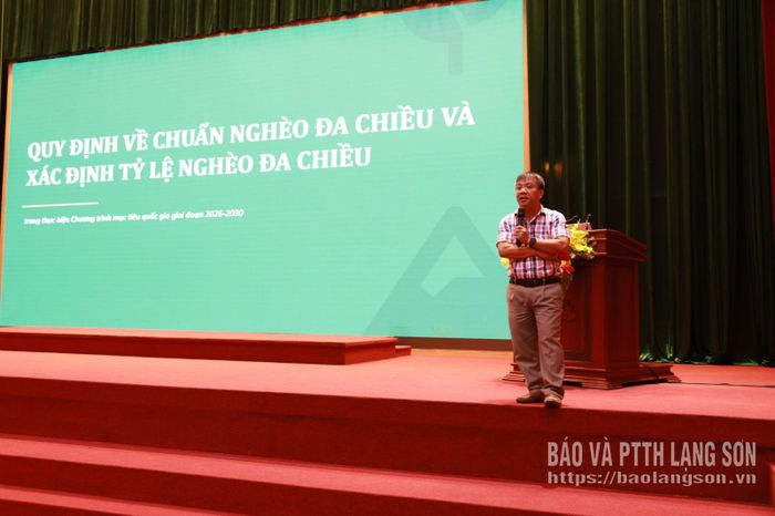 Báo cáo viên truyền đạt nội dung tại hội nghị