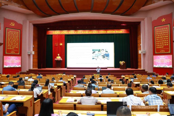 Báo cáo viên truyền đạt nội dung tại hội nghị