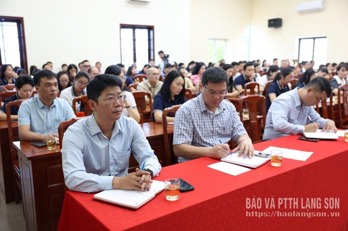 Cán bộ, đảng viên, viên chức, người lao động Báo và PTTH Lạng Sơn nghe quán triệt nội dung các văn bản