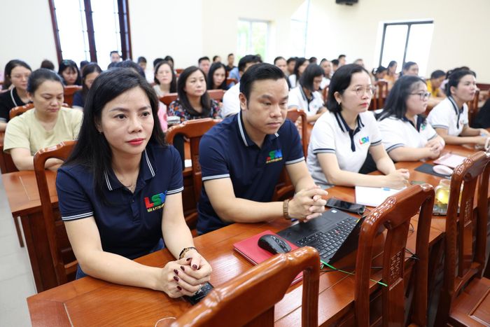Cán bộ, đảng viên, viên chức, người lao động Báo và PTTH Lạng Sơn nghe quán triệt nội dung các văn bản