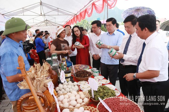 Các đại biểu tham quan gian trưng bày sản phẩm địa phương tại khuôn viên tượng đài đồng chí Lương Văn Tri tại thôn Đức Tâm, xã Văn Quan