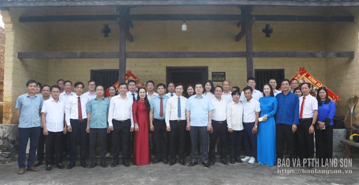  Các đại biểu chụp ảnh tại Nhà lưu niệm đồng chí Lương Văn Tri, ở thôn Bản Hẻo, xã Điềm He