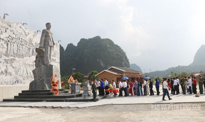 Các đại biểu dâng hương, dâng hoa tại tượng đài đồng chí Lương Văn Tri, thôn Đức Tâm, xã Văn Quan