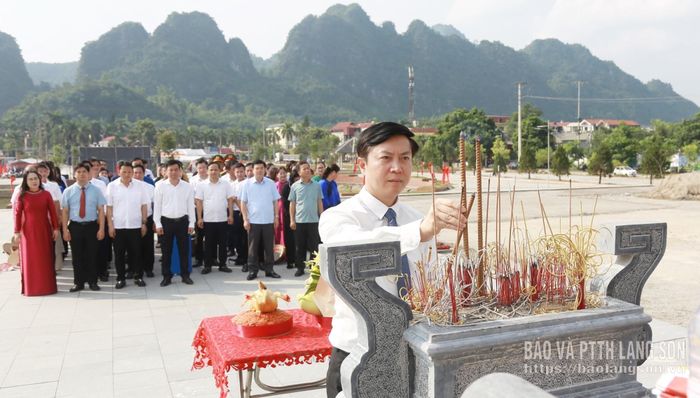 Đồng chí Nguyễn Hoàng Tùng, Ủy viên Ban Thường vụ Tỉnh ủy, Phó Chủ tịch Thường trực Ủy ban MTTQ Việt Nam tỉnh dâng hương tại tượng đài đồng chí Lương Văn Tri, thôn Đức Tâm, xã Văn Quan