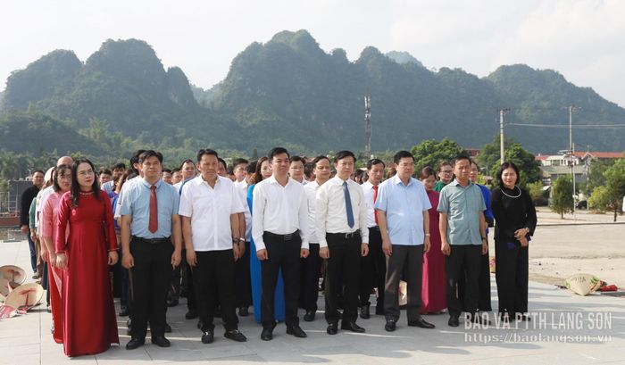Các đại biểu làm lễ dâng hương, dâng hoa tại tượng đài đồng chí Lương Văn Tri, thôn Đức Tâm, xã Văn Quan