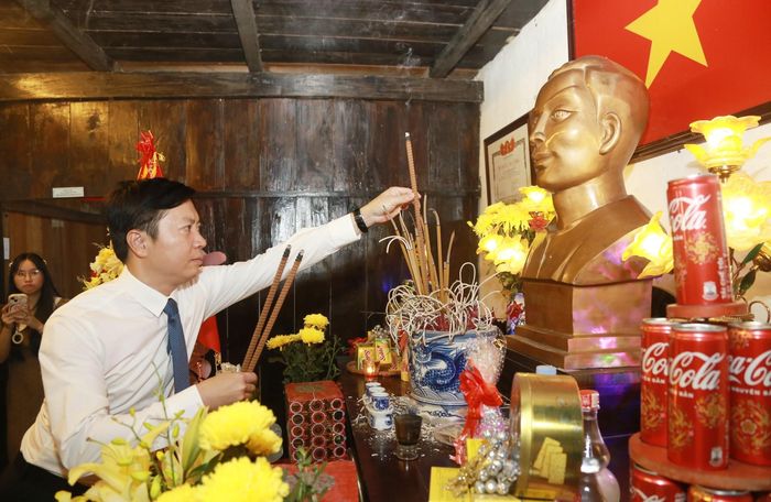 Đồng chí Nguyễn Hoàng Tùng, Ủy viên Ban Thường vụ Tỉnh ủy, Phó Chủ tịch Thường trực Ủy ban MTTQ Việt Nam tỉnh dâng hương tại Nhà lưu niệm đồng chí Lương Văn Tri, thôn Bản Hẻo, xã Điềm He