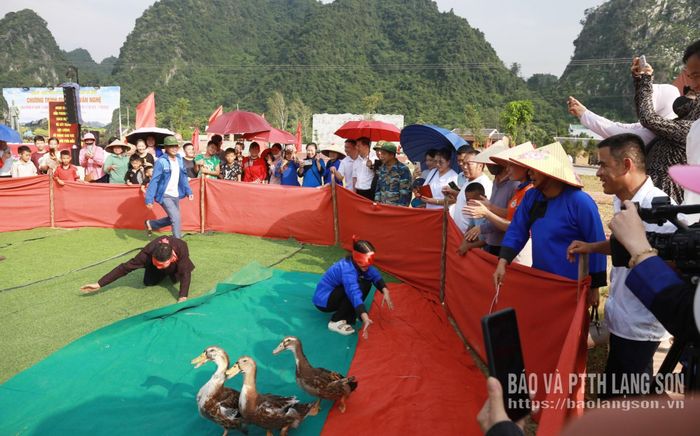 Các đại biểu và Nhân dân cổ vũ trò chơi dân gian trong khuôn khổ các hoạt động văn hóa chào mừng kỷ niệm 116 năm Ngày sinh đồng chí Lương Văn Tri 