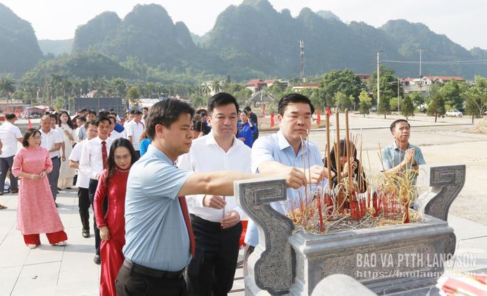 Các đại biểu dâng hương tại tượng đài đồng chí Lương Văn Tri, thôn Đức Tâm, xã Văn Quan